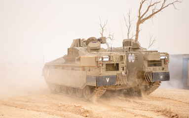 idf soldiers in training with tanks