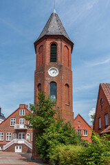 Fototapeta premium Glockenturm in der Fußgängerzone von Wyk auf der Nordfriesischen Insel Föhr