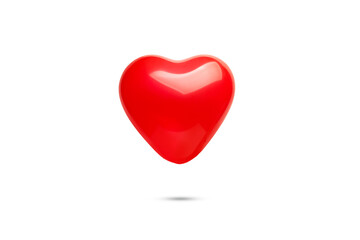 Un globo rojo en forma de corazón flotando sobre un fondo blanco liso y aislado.  Vista de frente y de cerca. copy space