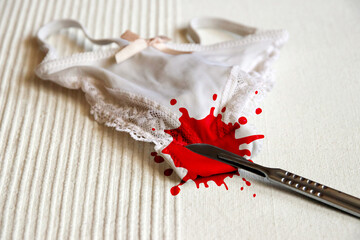 weibliche genitalverstümmelung - höschen mit skalpell und blut