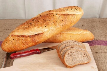 Bread made from wheat flour. Sliced ​​whole wheat bread. Baked fresh bread. Bread knife.