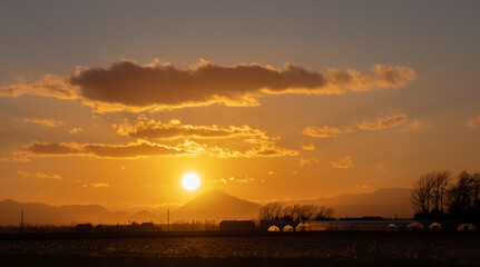 田舎の風景の日没と夕焼け