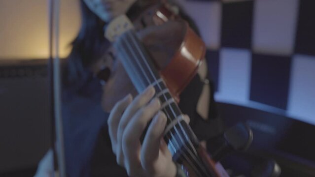 Joven  aprendiendo  tocar el viol&iacute;n, m&uacute;sica cl&aacute;sica