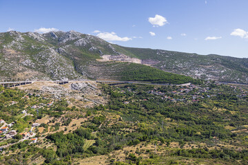 Obraz premium The access road to Split, seen from the strategic position of the Klis fortress