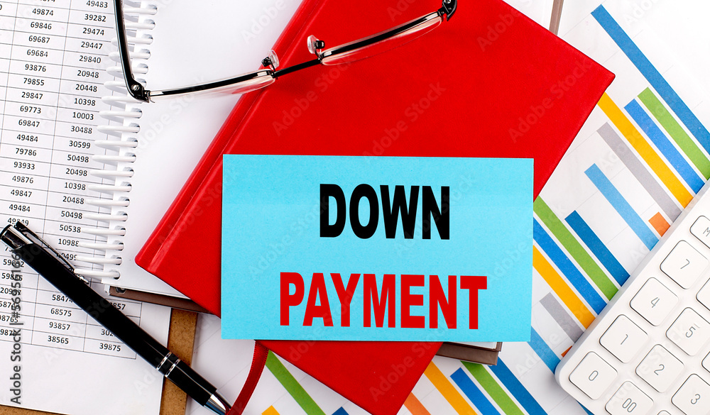 Aufkleber down payment text on sticky on red notebook on chart background