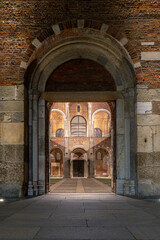 Fototapeta premium La Basilica di Sant'Ambrogio, una delle chiese più antiche di Milano, Italia.
