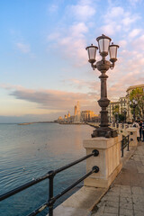 Vista panoramica sul lungomare e sul porto di Bari al tramonto. Puglia, Italia.