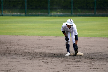 塁上で足がつる野球選手（高校野球）