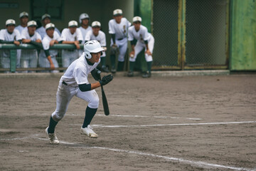 Obraz premium ヒットを打ち一塁に向かって走り出すバッター（高校野球） 