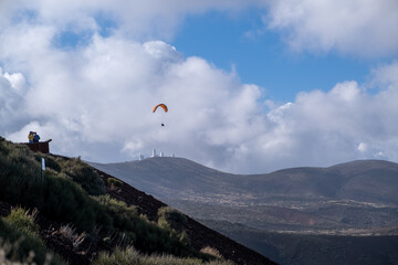 Fototapeta na wymiar Panorama Tandem Paragleiten im Teide Nationalpark auf Teneriffa.