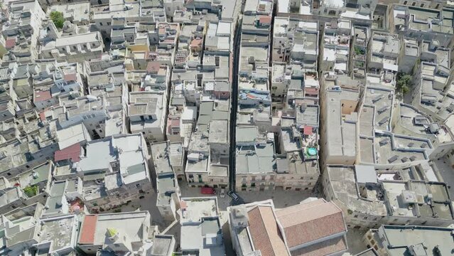 Vista aerea del lungomare e del centro storico di Bisceglie in Puglia con drone.