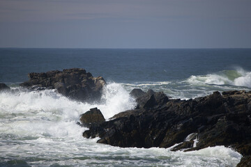 Fototapeta na wymiar Ocean waves crashing on a rocky shore