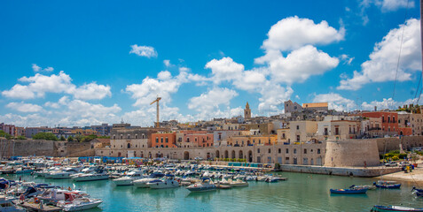 Vista panoramica del lungomare di Bisceglie in Puglia.