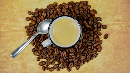 tasse de café et grains de café en gros plan