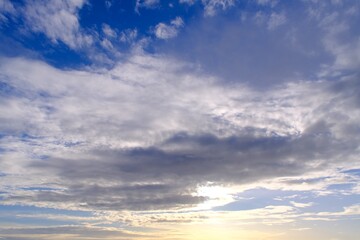 Farbiger Himmel mit interessanten Wolken als Hintergrund