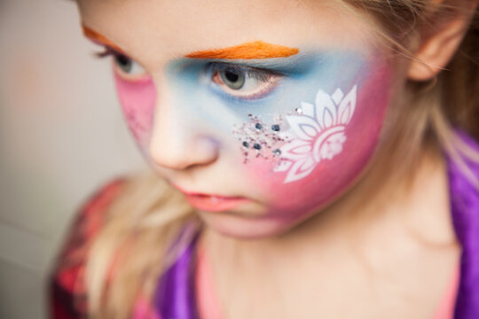 Kinder Make Up