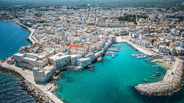 Vista panoramica del borgo antico e porto di Giovinazzo in Puglia.
