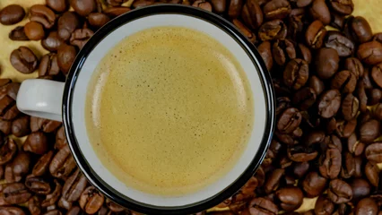 Foto auf Acrylglas Kaffee Bar tasse de café et grains de café en gros plan