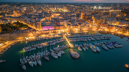 Veduta aerea del lungomare di Bisceglie in Puglia con drone.