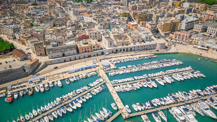 Veduta aerea del borgo antico e porto di Bisceglie in Puglia con drone.