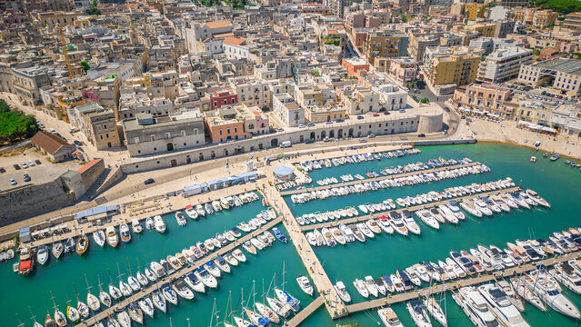 Veduta aerea del borgo antico e porto di Bisceglie in Puglia con drone.