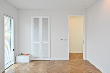 The door to the dressing room in the room is made of slats to facilitate temperature and humidity control