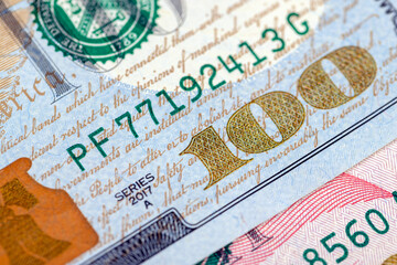 Obraz premium close-up of one hundred American dollars with figures