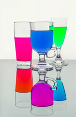 bunte Gläser mit Spiegelungen