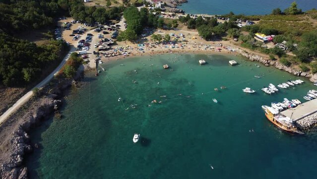 Flug &uuml;ber Strand Blaues Wasser Hafen mit Segelbooten