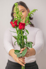 Punto de vista de Chica ofreciendo un ramo de rosas