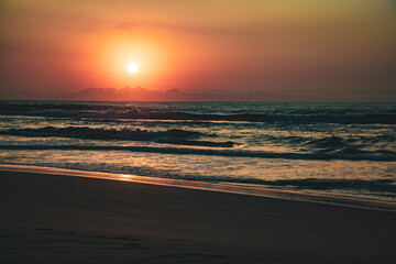 Fototapeta premium Por do sol na praia mole em Florianópolis SC
