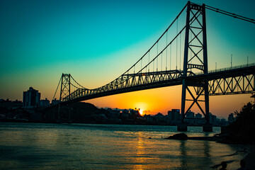 Por do sol com a ponte Hercílio Luz em Florianópolis