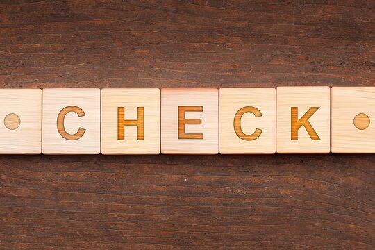 Blocos de letras com a palavra Check - Conceito de uso de uma palavra chave em palestra