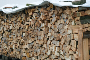 Konzept Bevorratung Brennholz: Sehr groÃŸer Haufen an gestapelten Holzscheiten zum Heizen mit...