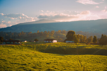 Casa campestre sobre las montañas de Colombia