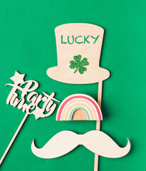 The inscription on the leprechaun hat Luck