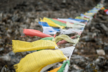 Drapeaux de prières au vent au col de Tsemo La, 4905 mètres d’altitude, treizième jour du Snowman Trek, Bhoutan