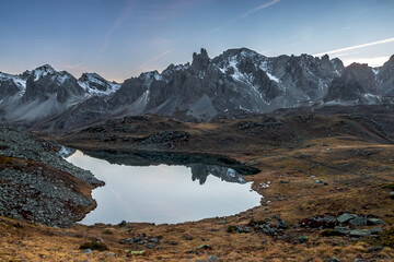 Lac Long et Pointe des Cerces , Paysage de la vallée de la Clarée à l' automne , Hautes-Alpes ,...