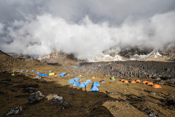 Nuages sur le camp de Narethang, 4900 mètres d’altitude, treizième jour du Snowman Trek, Bhoutan