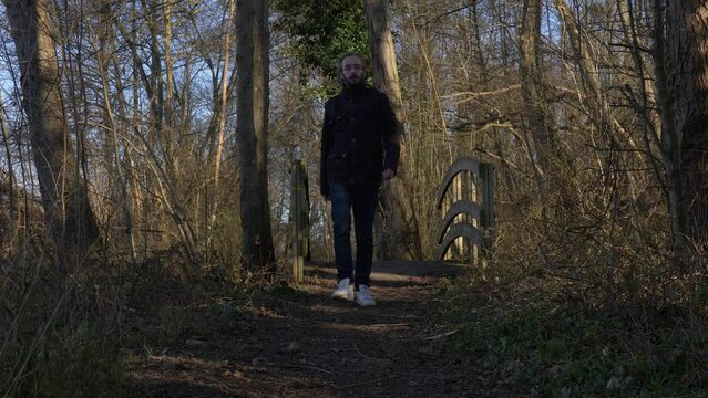 homme marchant chemin pont