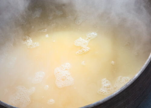 湯気の立つスープ - 大鍋の中の大豆の茹で汁 - 手作り味噌の工程写真（大豆を茹でる）･呉汁