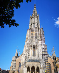 Fototapeta na wymiar Ulmer Münster im Sommer mit strahlend blauem Himmel und Fachwerkhaus in der Altstadt