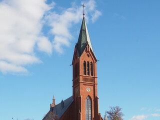 wieża kościelna z zegarem