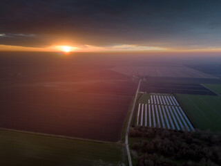 Pannelli fotovoltaici sul tramonto