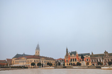 Fototapeta premium Admire the grand architecture of Oradea with this breathtaking empire palace photo. The ornate details and stunning columns create a scene that is perfect for businesses and tourism industries