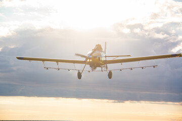 Avião Agrícola no contraluz
