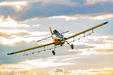 Avião Agrícola no céu