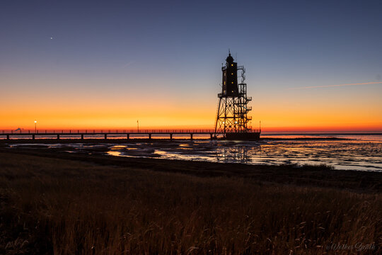 historischer Leuchtturm Obereversand zur blauen Stunde in Deutschland, Dorum-Neufeld, Wurster Nordseek&uuml;ste