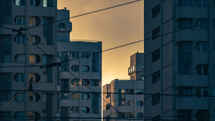 Wrocławskie modernistyczne bloki mieszkalne o zachodzie słońca