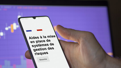 An entrepreneur subscribing to a support. Text in French: Support to the implementation of risk management systems.